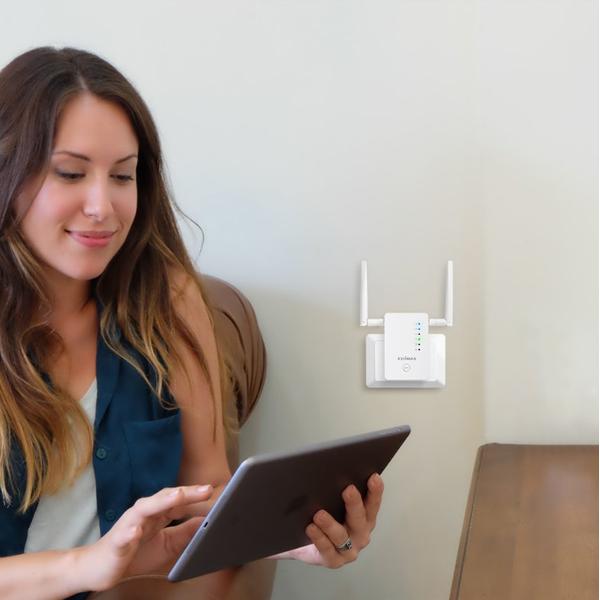 Poza Range Extender Wireless Edimax Gemini RE11S, Gigabit, Dual Band, 1200 Mbps, 2 Antene externe (Alb)